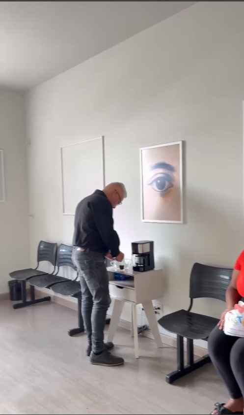 Outro ângulo da sala de espera da clínica