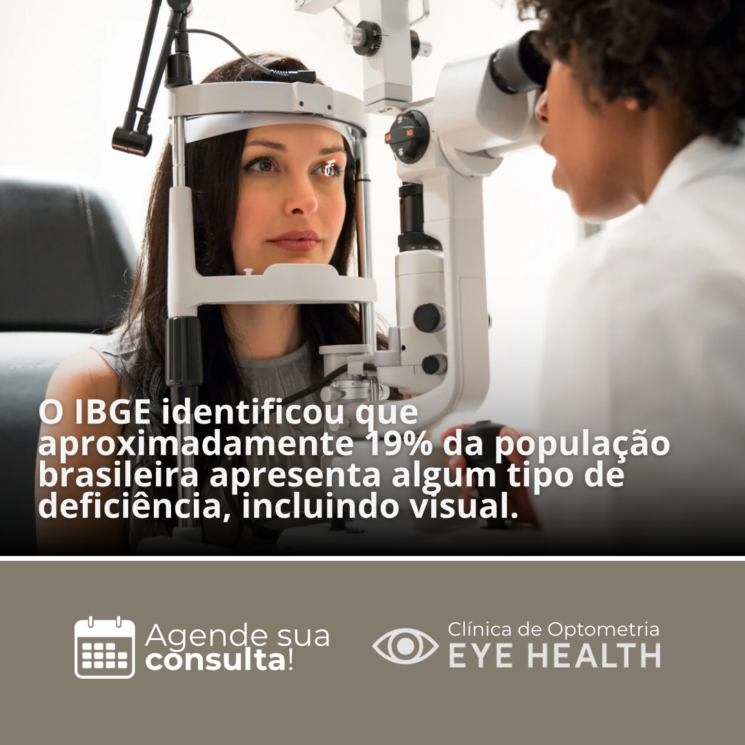 Optometrista realizando exame em paciente